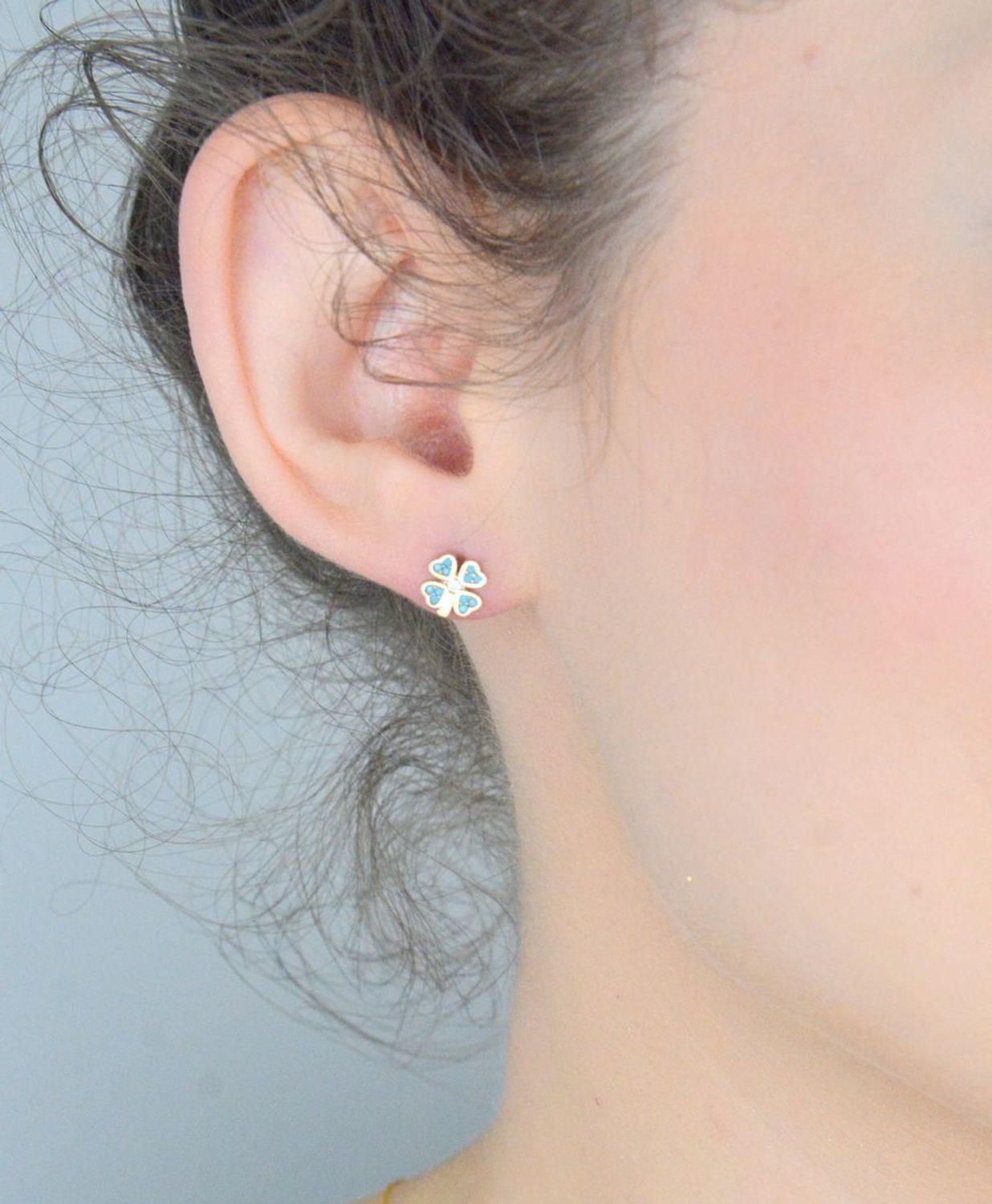 Złote kolczyki koniczynki z niebieskimi cyrkoniami KL6811A.jpg